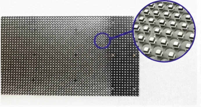Detalle de la malla LED transparente con un primer plano de los diodos