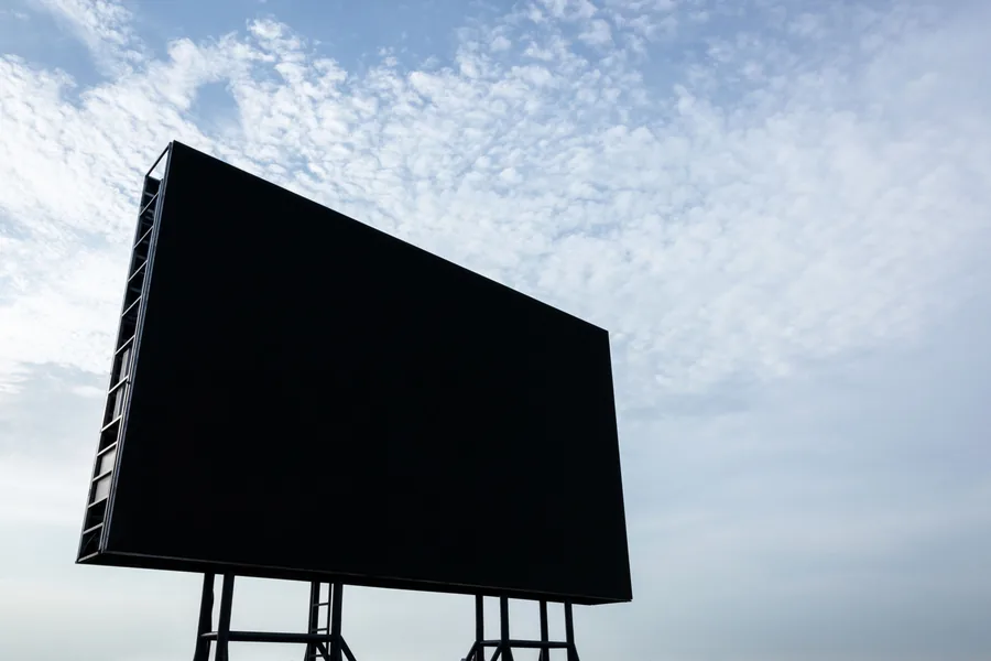 Pantalla LED fija de exterior instalada en la fachada de un edificio