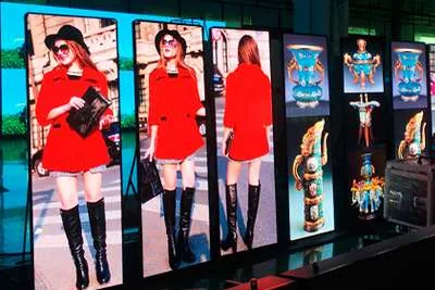 Tótems LED verticales exhibiendo contenido en un salón