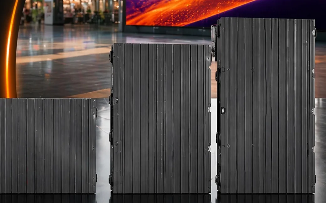 Tres gabinetes FT ECO de distinto tamaño frente a una pantalla LED de interior encendida